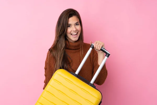 Adolescente Chica Sobre Aislado Rosa Fondo Vacaciones Con Viaje Maleta —  Fotos de Stock