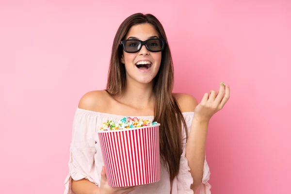 Chica Adolescente Sobre Fondo Rosa Aislado Con Gafas Sosteniendo Gran — Foto de Stock