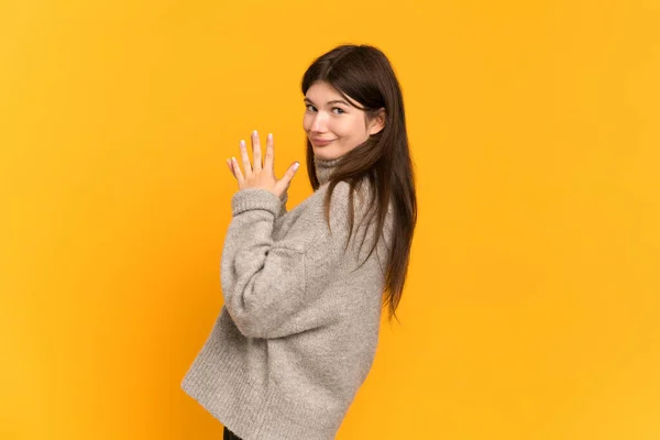 Joven Chica Ucraniana Aislada Sobre Fondo Amarillo Maquinando Algo — Foto de Stock