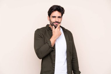 Sakallı, genç ve yakışıklı bir adam.