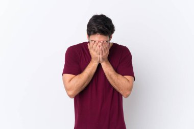 Sakallı, yakışıklı, soyutlanmış beyaz bir geçmişi olan, yorgun ve hasta bir yüzü olan genç bir adam.