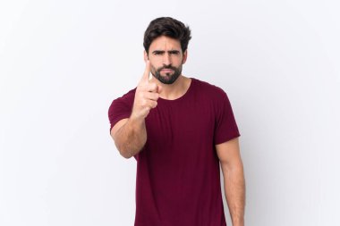 Sakallı yakışıklı bir genç, soyutlanmış beyaz bir geçmişi var. Hayal kırıklığına uğramış ve ön tarafı işaret ediyor.