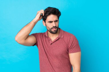 Sakallı, genç ve yakışıklı bir adam. Mavi bir geçmişi var. Kafası kaşınırken şüpheleri var.