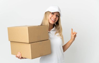 Beyaz arka planda izole edilmiş genç teslimatçı kadın. 