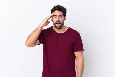 Sakallı yakışıklı, soyutlanmış beyaz bir geçmişi olan genç bir adam bir şeyi fark etti ve çözüme ulaşmaya çalışıyor.