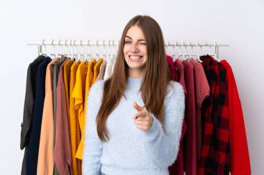 Giyim mağazasındaki genç kadın seni işaret ediyor.