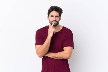 Sakallı, genç, yakışıklı, soyutlanmış, beyaz bir geçmişi var.