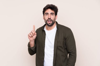 Sakallı, sakallı, soyutlanmış bir geçmişi olan genç, yakışıklı bir adam.