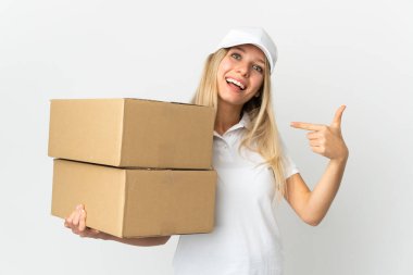 Genç teslimatçı kadın beyaz arka planda soyutlanmış gururlu ve kendinden memnun 