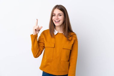 İzole edilmiş beyaz arka planı olan genç bir kadın parmağını kaldırarak çözümü anlamaya çalışıyor.