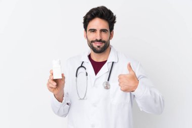 Sakallı, beyaz bir geçmişi olan, doktor önlüğü giymiş ve elinde haplar tutan yakışıklı bir genç.