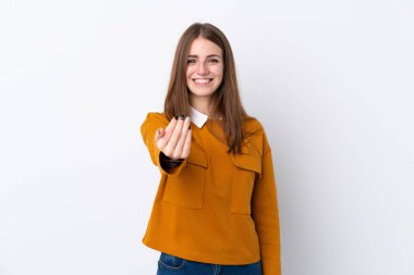 İzole edilmiş beyaz arka planda genç bir kadın davet ediliyor. Gelmene sevindim.