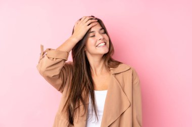 İzole edilmiş pembe arka planda gülen Brezilyalı genç bir kız.