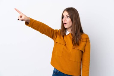 İzole edilmiş beyaz arka planı olan genç bir kadın.