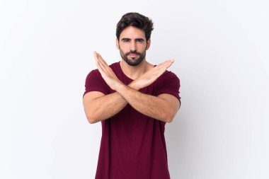Sakallı, beyaz bir geçmişi olan yakışıklı bir genç adam hiç jest yapmıyor.