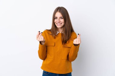 Soyutlanmış beyaz bir geçmişi olan genç bir kadın para hareketi yapıyor.