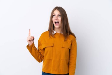 İzole edilmiş beyaz arka plan yukarı bakan ve şaşırmış genç kadın.