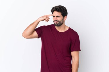 Soyutlanmış beyaz bir geçmişi olan, sakallı, genç, yakışıklı bir adam. Delilik hareketi yapıyor. Parmağını başına koyuyor.