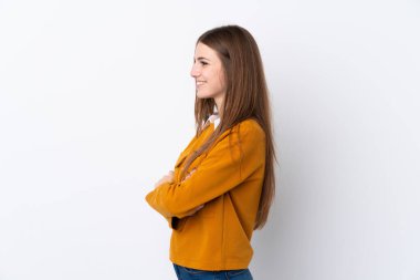 İzole edilmiş beyaz arka planda genç bir kadın.