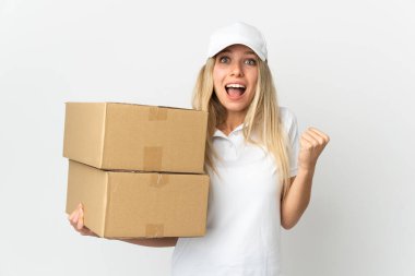 Beyaz arka planda izole edilmiş genç teslimatçı kadın galibiyeti kutluyor. 