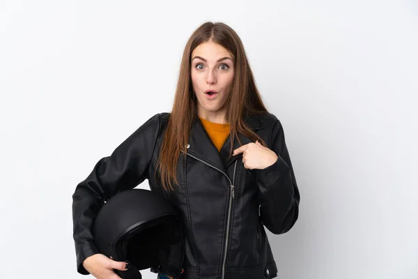 驚きの表情でオートバイのヘルメットを持つ女性 — ストック写真