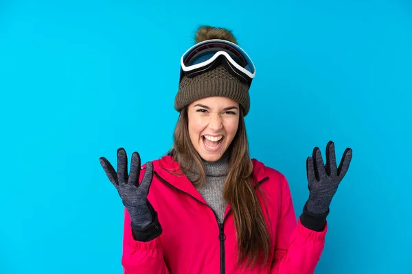 Nastoletnia Narciarka Okularach Snowboardowych Odizolowanym Niebieskim Tle Nieszczęśliwa Sfrustrowana Czymś — Zdjęcie stockowe