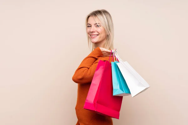 Jong Blond Vrouw Geïsoleerde Achtergrond Holding Shopping Tassen Glimlachen — Stockfoto