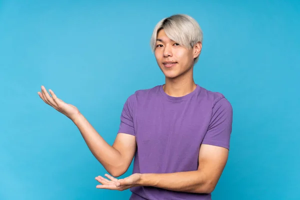 Jeune Homme Asiatique Sur Fond Bleu Isolé Étendant Les Mains — Photo