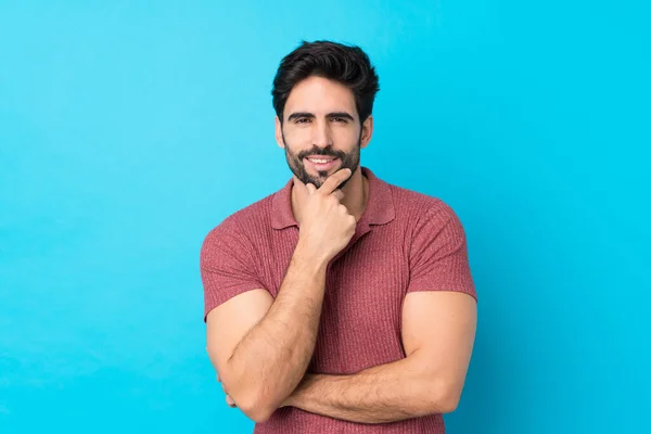 Joven Hombre Guapo Con Barba Sobre Fondo Azul Aislado Sonriendo — Foto de Stock