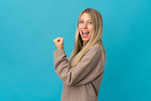 Junge Blonde Frau Auf Blauem Hintergrund Feiert Einen Sieg — Stockfoto