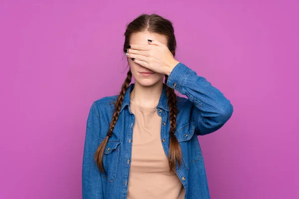 Mujer Joven Sobre Fondo Púrpura Aislado Cubriendo Los Ojos Con — Foto de Stock