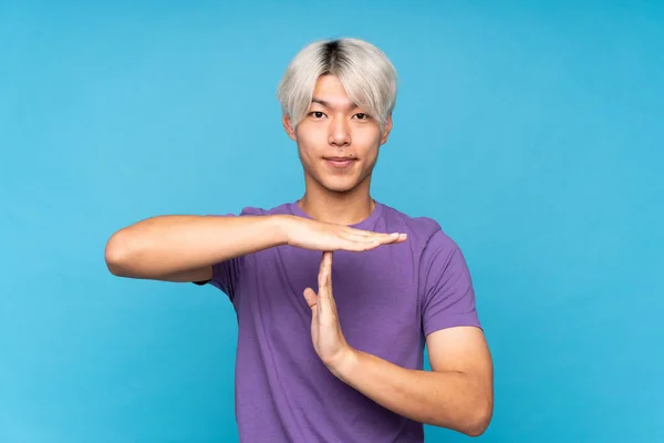 Jovem Asiático Homem Sobre Isolado Azul Fundo Fazendo Tempo Fora — Fotografia de Stock