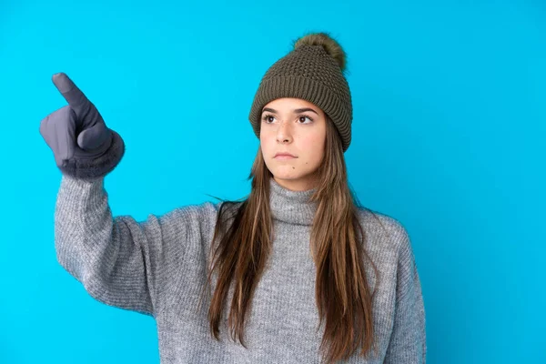 Nastolatka Czapce Zimowej Odizolowanym Niebieskim Tle Dotykając Przezroczystego Ekranu — Zdjęcie stockowe