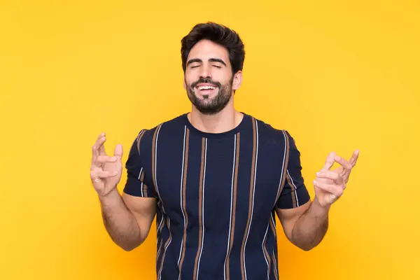 Joven Hombre Guapo Con Barba Sobre Fondo Amarillo Aislado Riendo — Foto de Stock