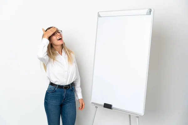 Jovem Loira Isolada Fundo Branco Dando Uma Apresentação Quadro Branco — Fotografia de Stock