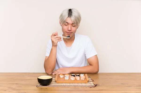 Joven Asiático Hombre Con Sushi Mesa —  Fotos de Stock