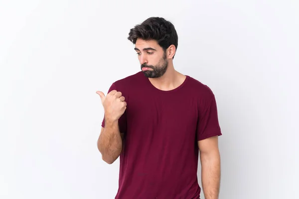 Joven Hombre Guapo Con Barba Sobre Fondo Blanco Aislado Infeliz — Foto de Stock