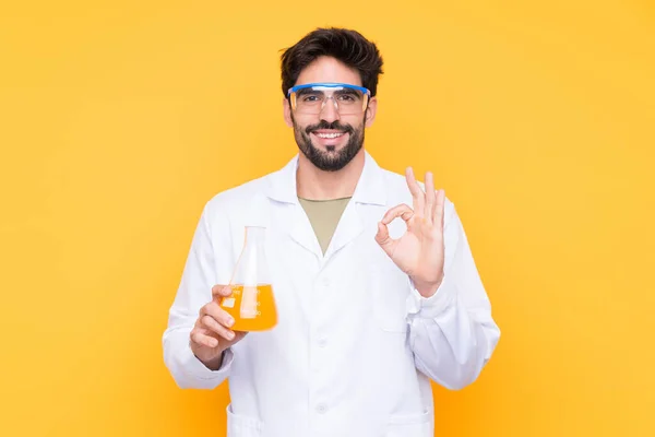 Νεαρός Επιστήμονας Πάνω Από Απομονωμένο Κίτρινο Φόντο Δείχνει Σημάδι Δάχτυλα — Φωτογραφία Αρχείου
