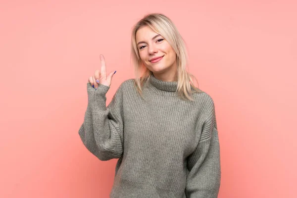 Young Blonde Russian Woman Isolated Pink Background Showing Lifting Finger — Stock Photo, Image