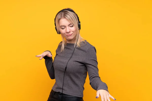 Jeune Femme Blonde Sur Fond Jaune Isolé Écouter Musique Danser — Photo