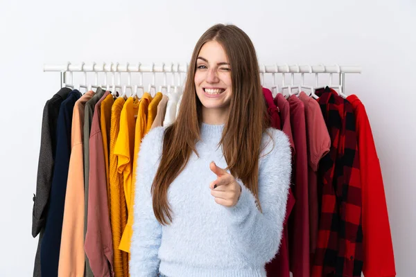 Mladá Žena Obchodě Oblečením Tebe Ukazuje Prstem — Stock fotografie