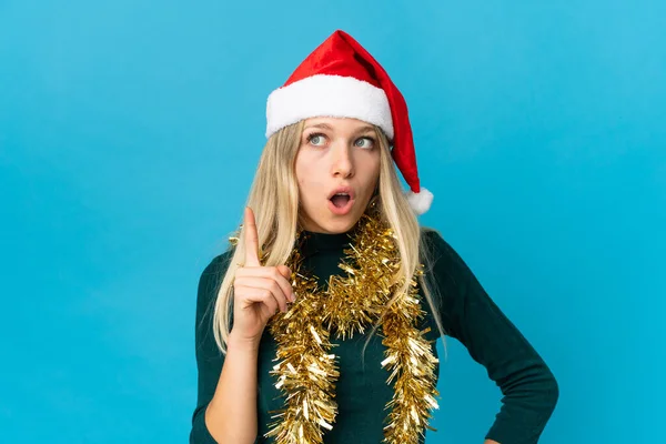 Mulher Com Chapéu Natal Isolado Fundo Azul Pensando Uma Ideia — Fotografia de Stock