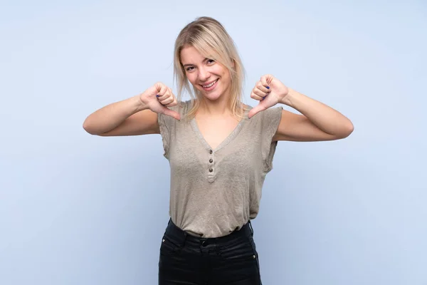 Mujer Rubia Joven Sobre Fondo Azul Aislado Orgulloso Auto Satisfecho — Foto de Stock