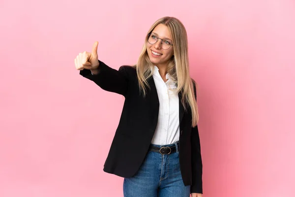 Mujer Rubia Negocios Aislada Sobre Fondo Rosa Dando Gesto Pulgares —  Fotos de Stock