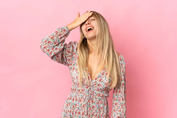 Young Blonde Woman Isolated Pink Background Has Realized Something Intending — Stock Photo, Image