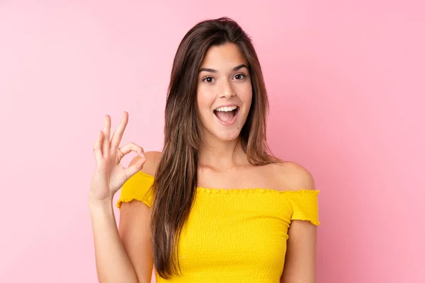 Adolescente Brasileña Chica Sobre Aislado Rosa Fondo Sorprendido Mostrando Signo —  Fotos de Stock