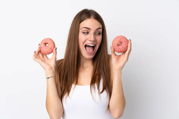 외로운 배경을 여자가 도넛을 — 스톡 사진