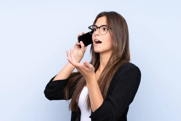 Jong Braziliaans Zakenvrouw Praten Met Mobiel Geïsoleerde Blauwe Achtergrond — Stockfoto