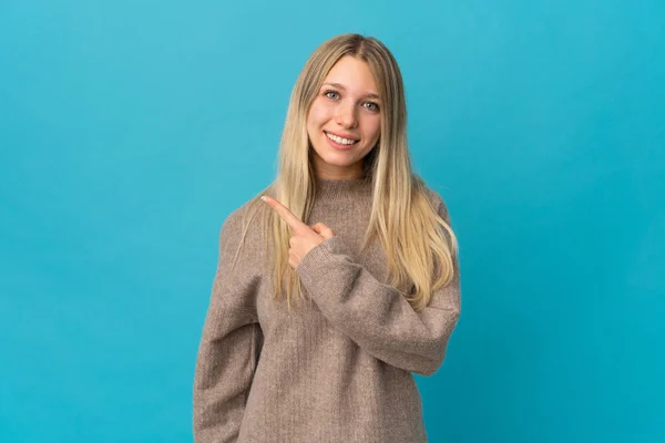 Ung Blond Kvinna Isolerad Blå Bakgrund Pekar Sidan För Att — Stockfoto