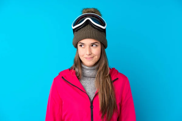 Adolescente Skieuse Avec Des Lunettes Snowboard Sur Fond Bleu Isolé — Photo